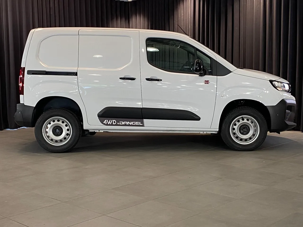 Vehicle image 4