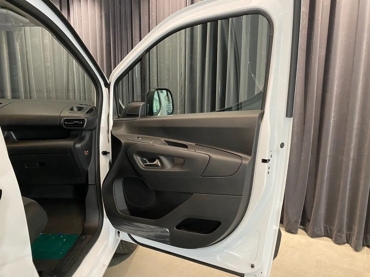 Vehicle image 32