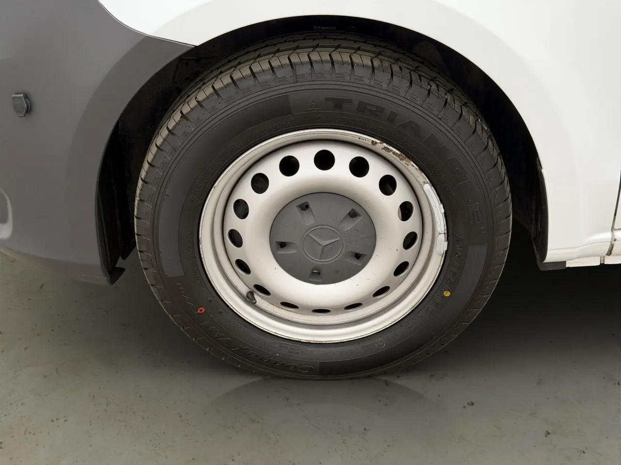 Vehicle image 27