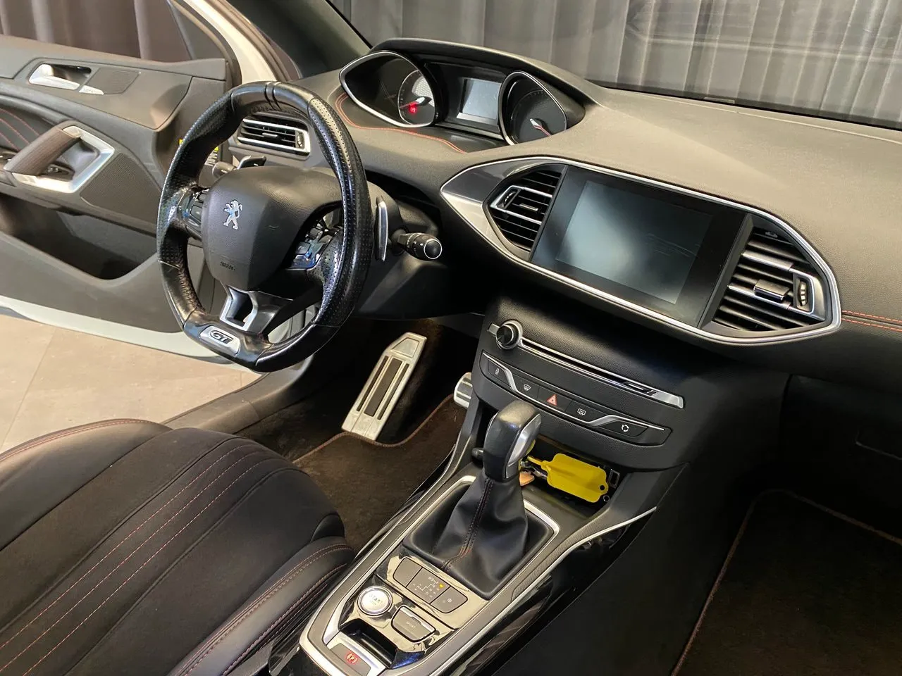 Vehicle image 32