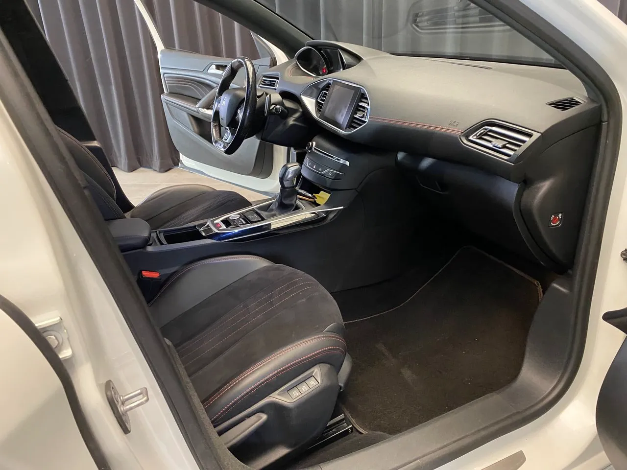 Vehicle image 30