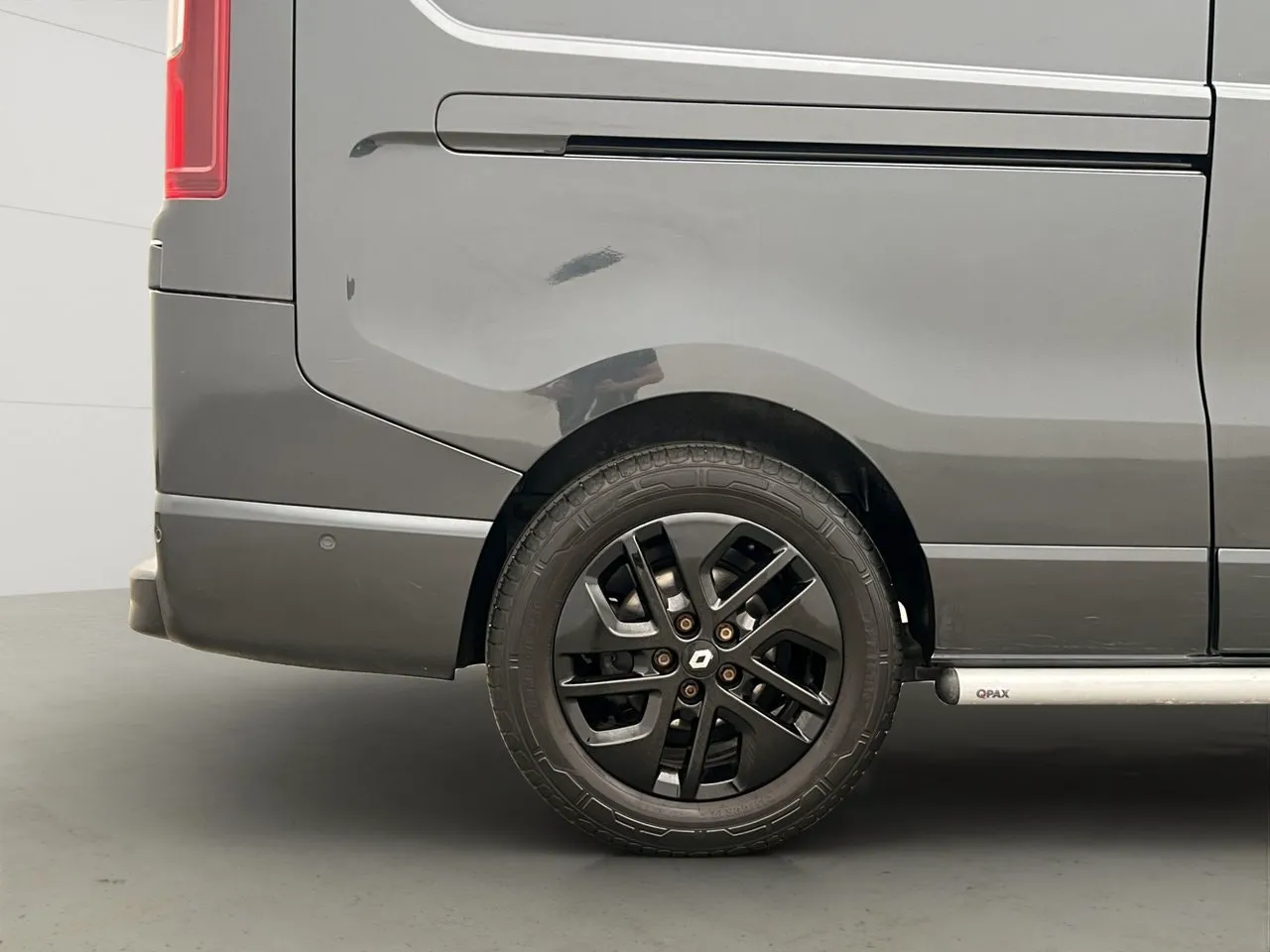 Vehicle image 32