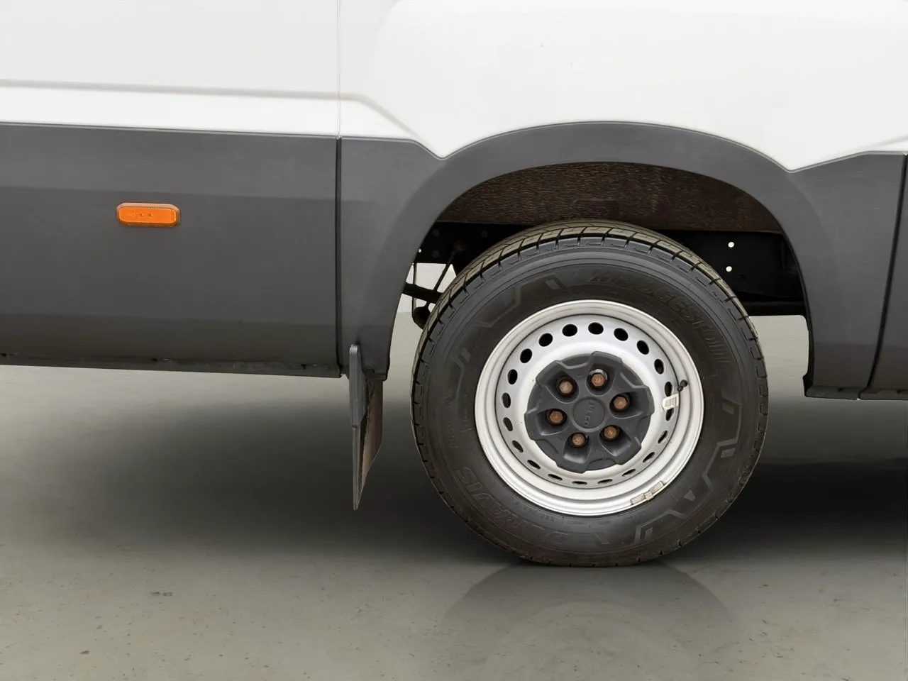 Vehicle image 23
