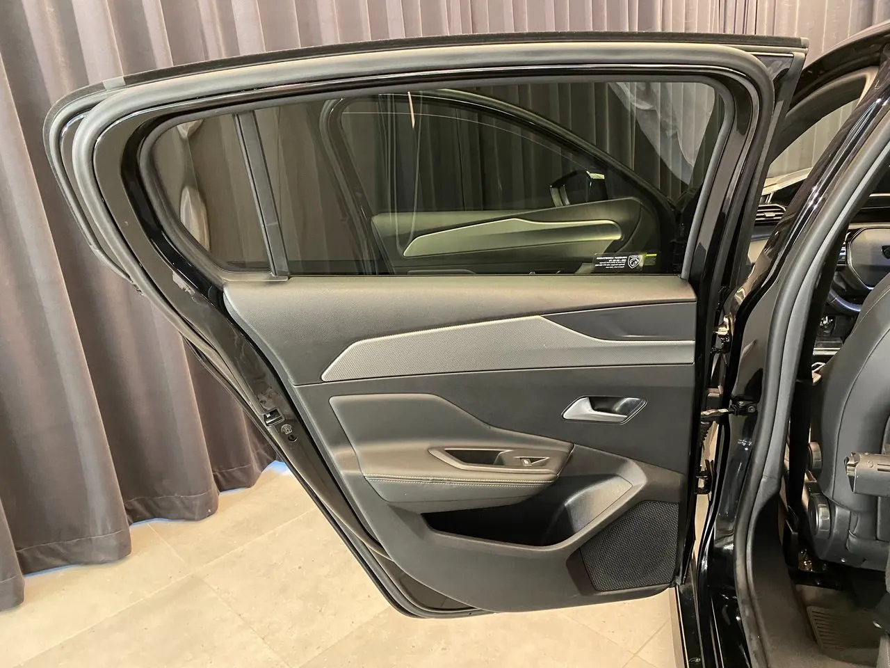 Vehicle image 32