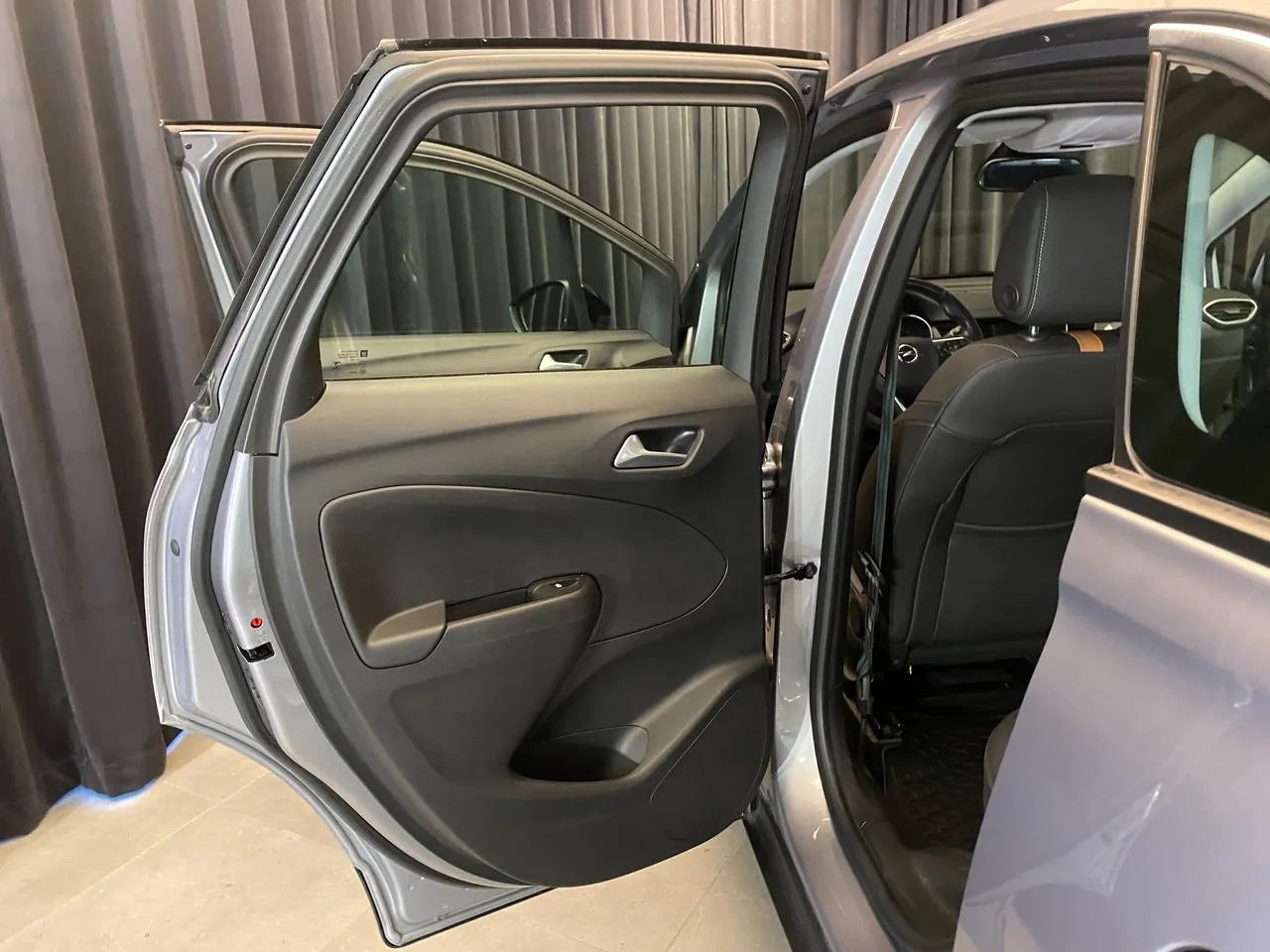 Vehicle image 25