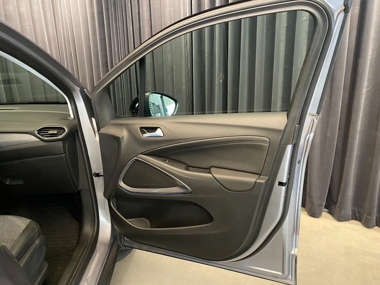 Vehicle image 32