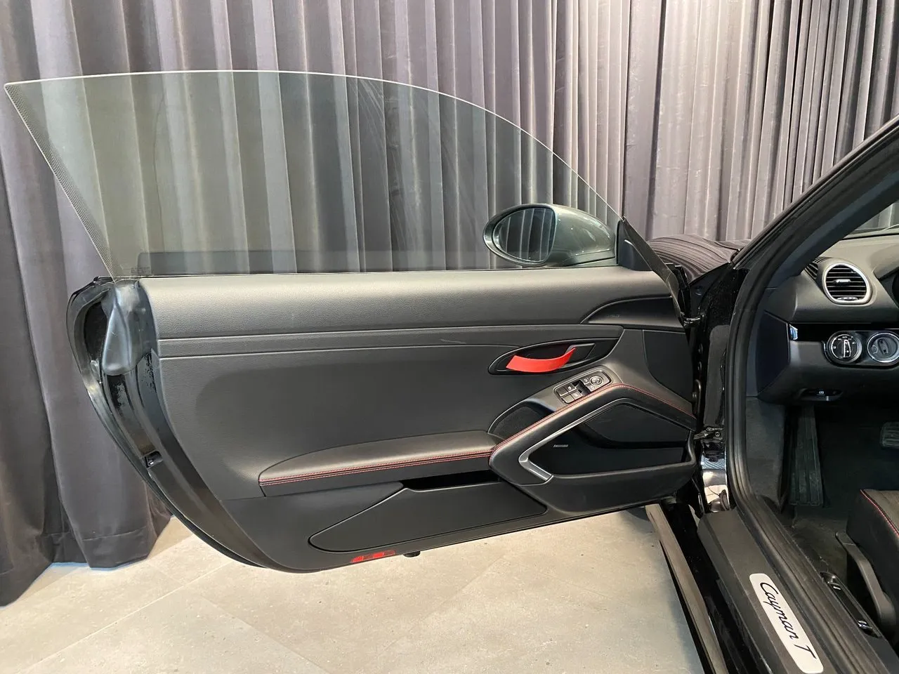 Vehicle image 28