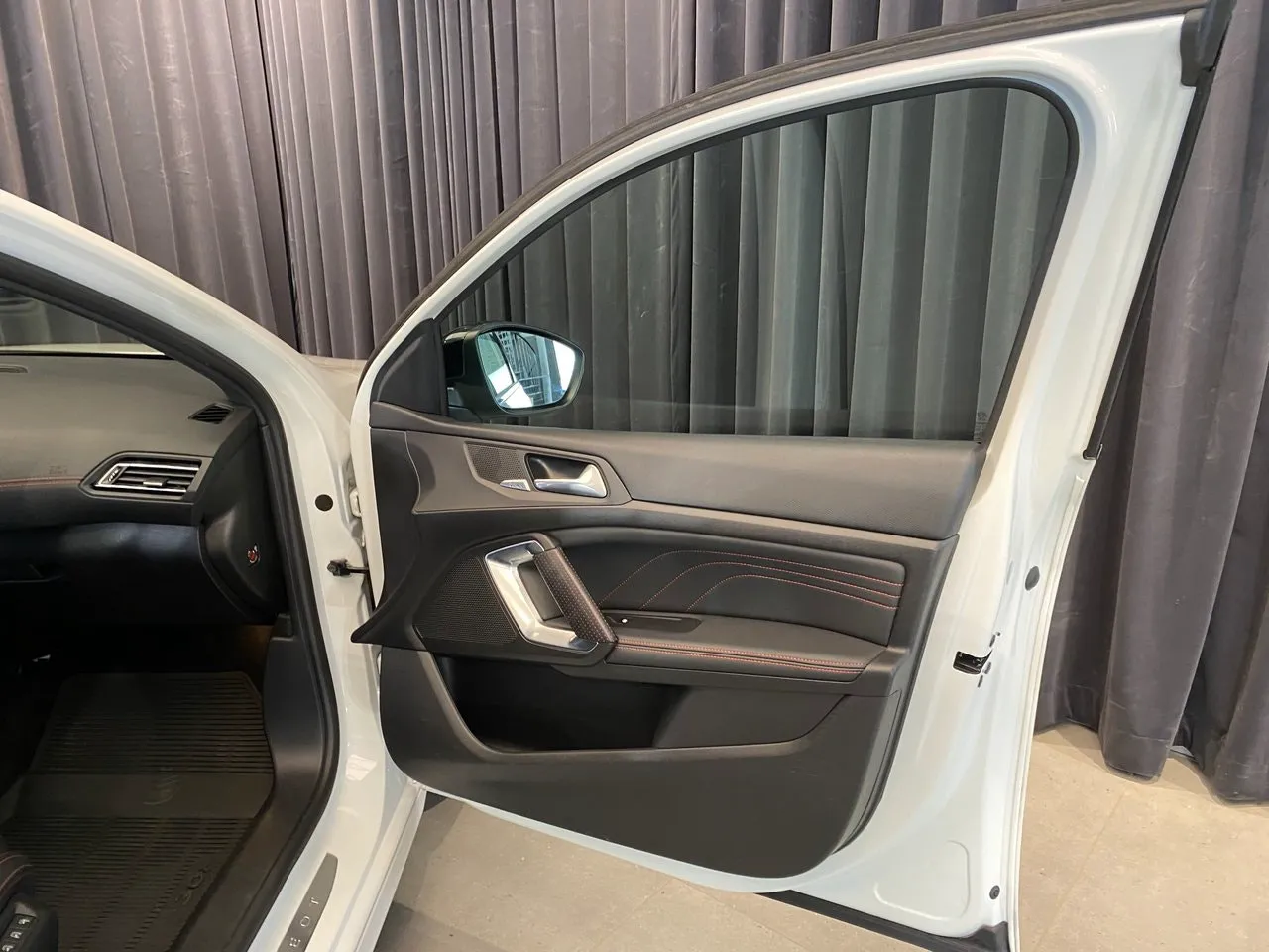 Vehicle image 28