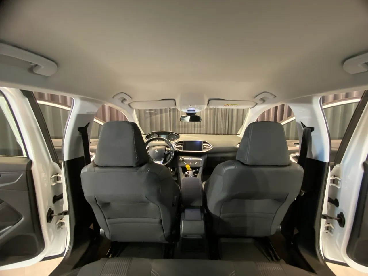 Vehicle image 32