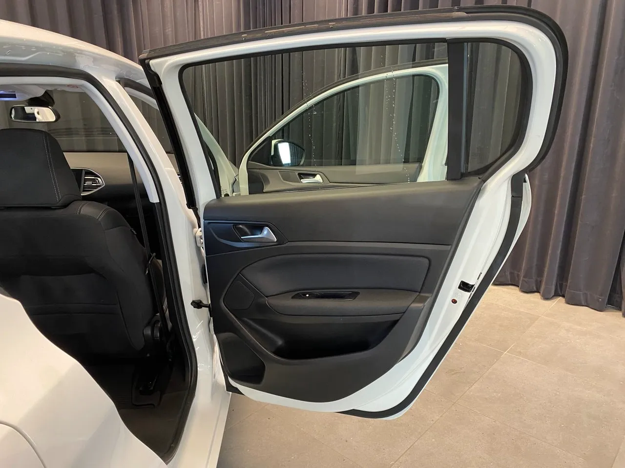 Vehicle image 33