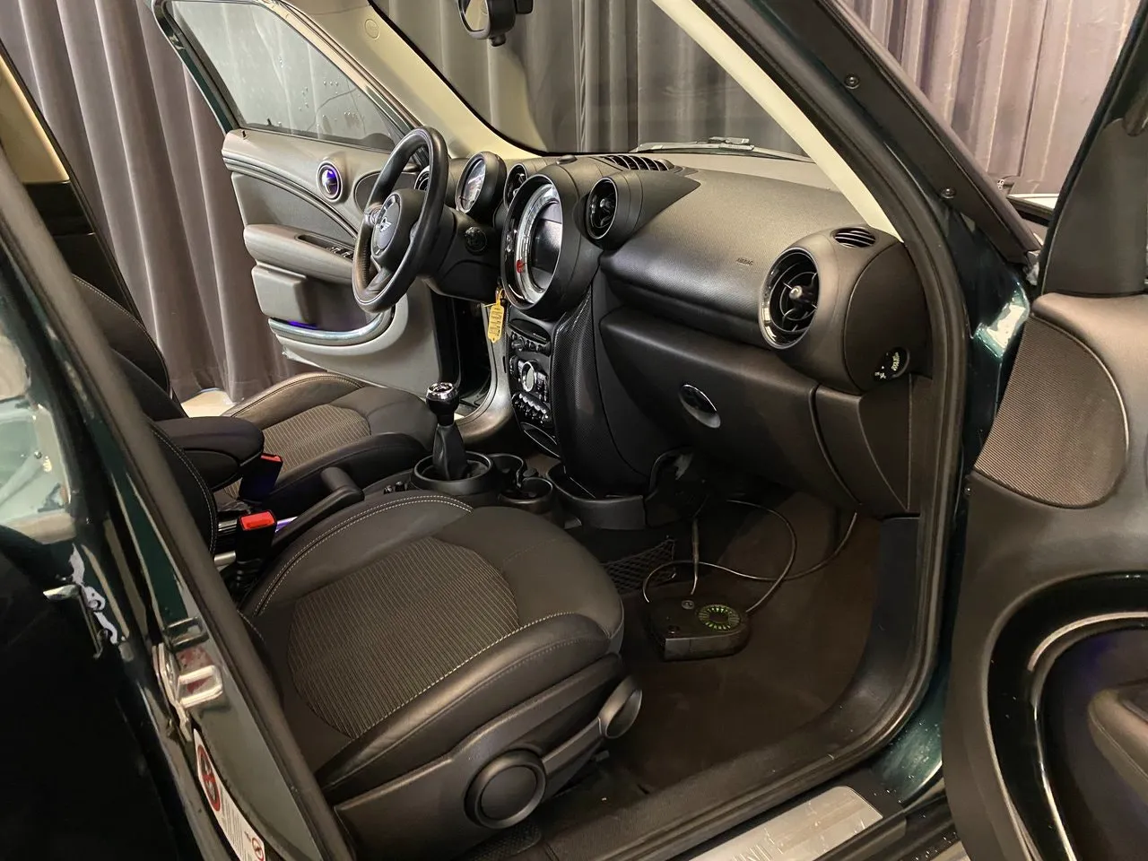 Vehicle image 32