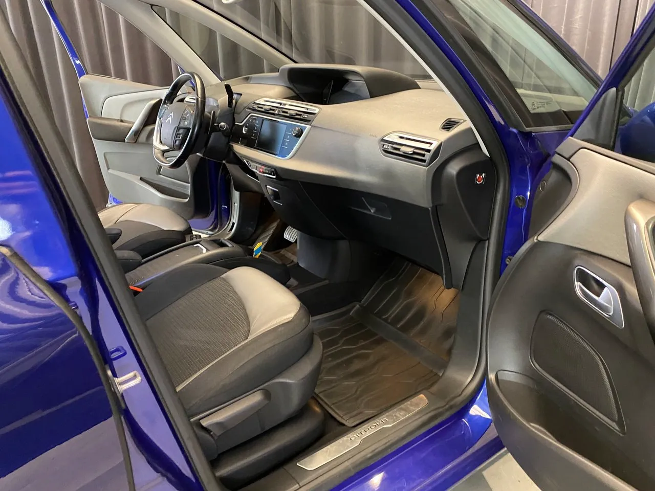 Vehicle image 37