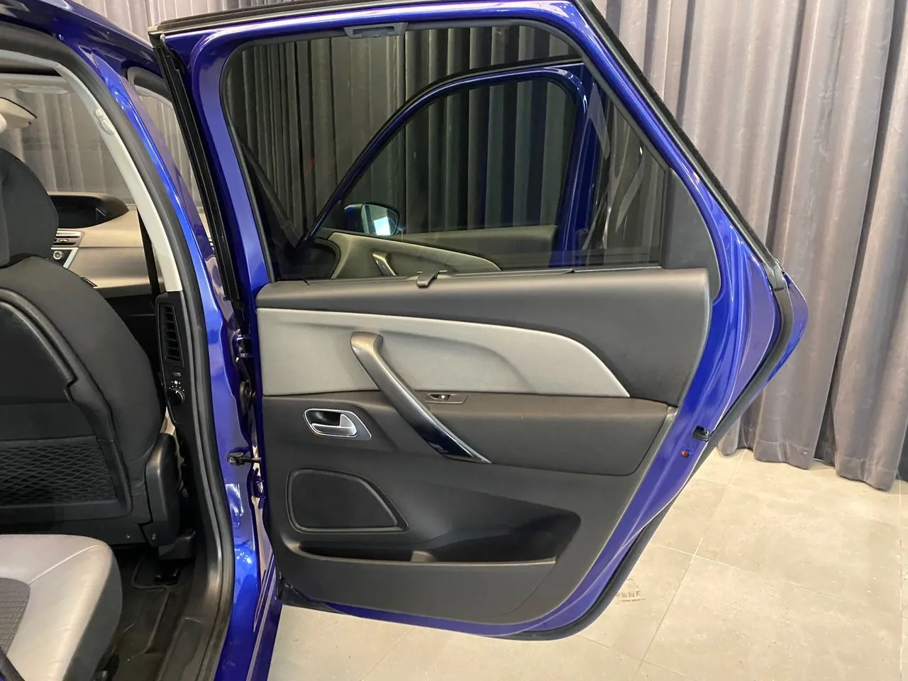 Vehicle image 34