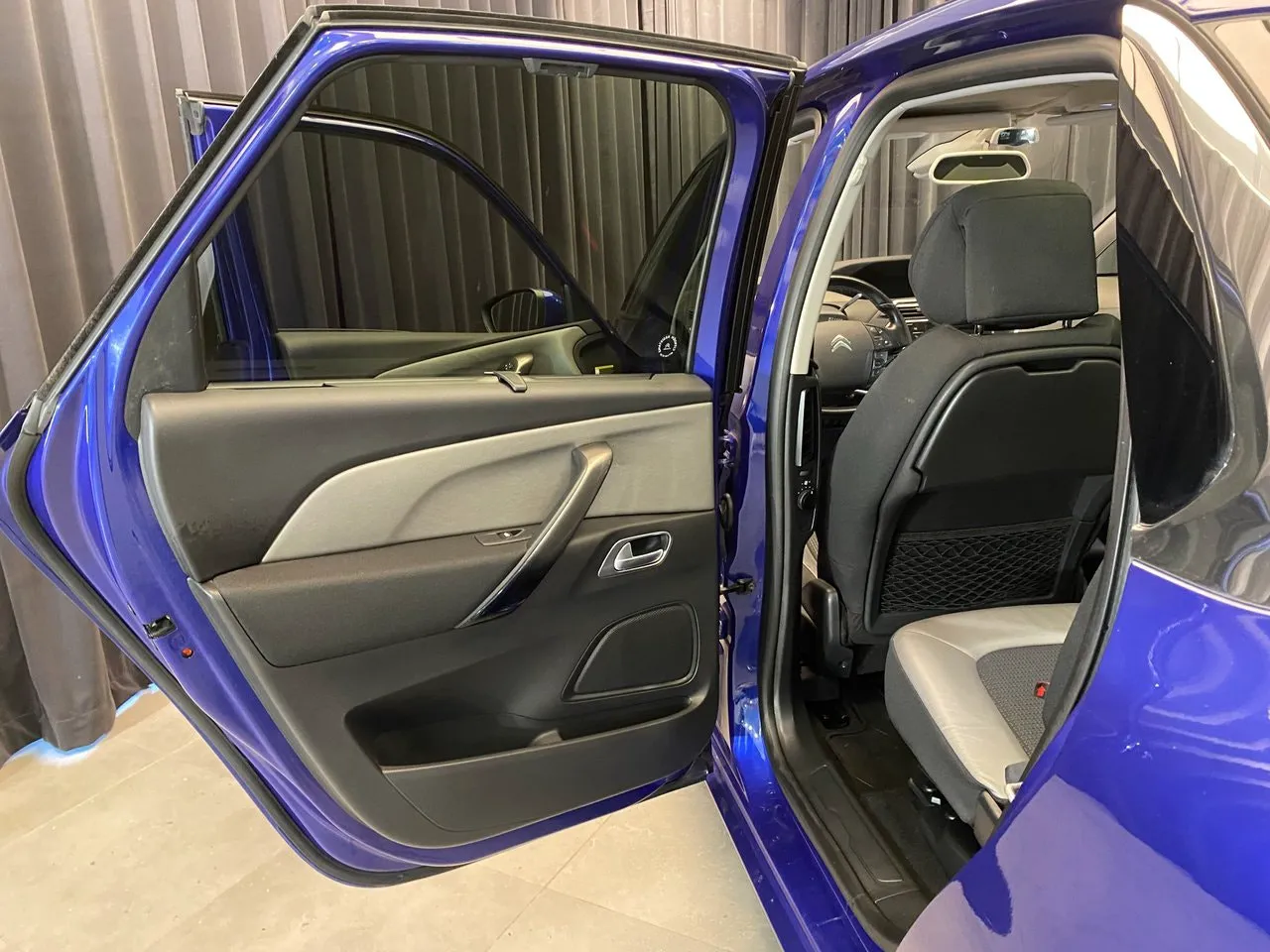 Vehicle image 32