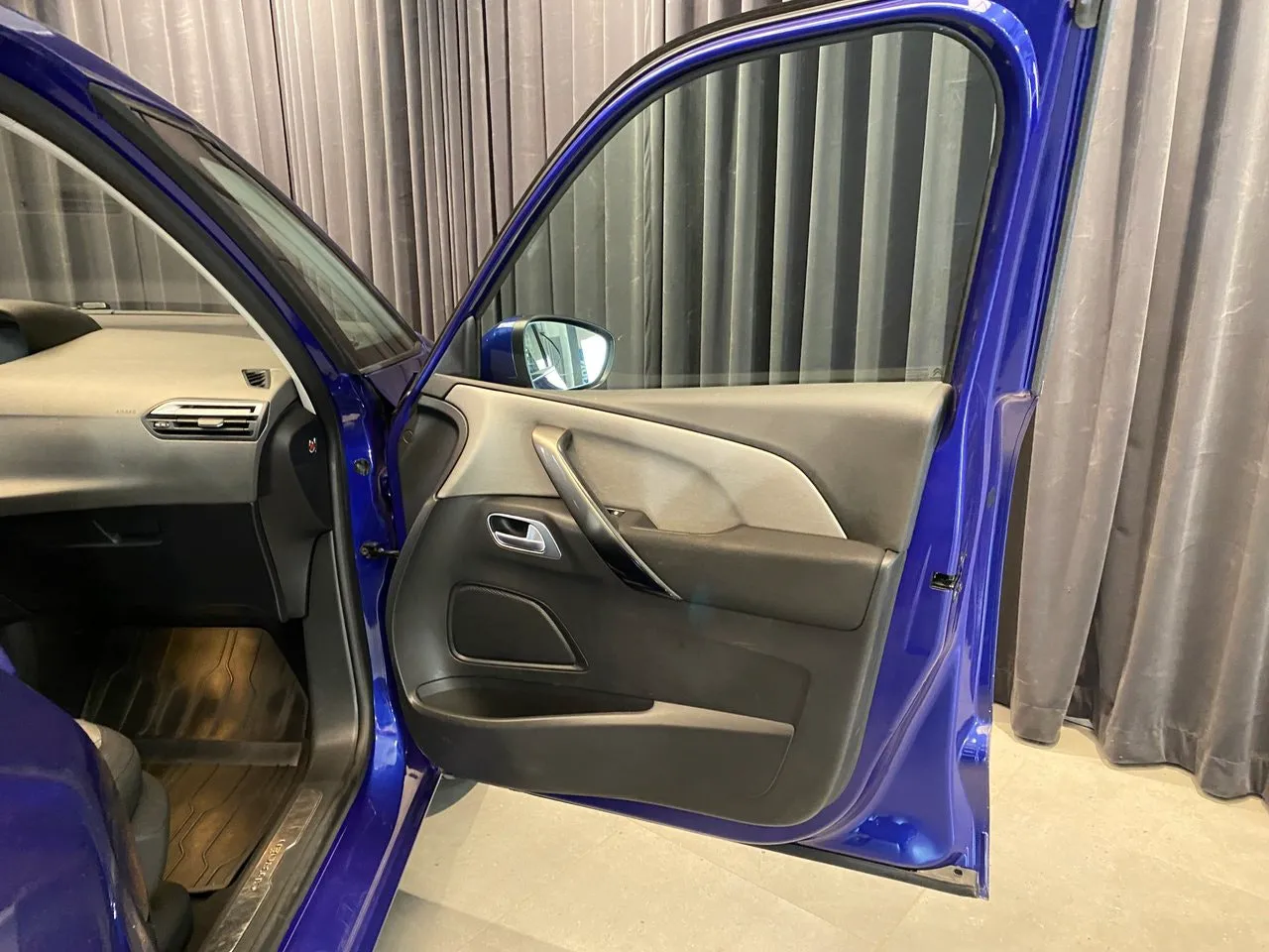 Vehicle image 36