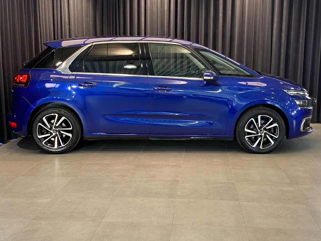 Vehicle image 4