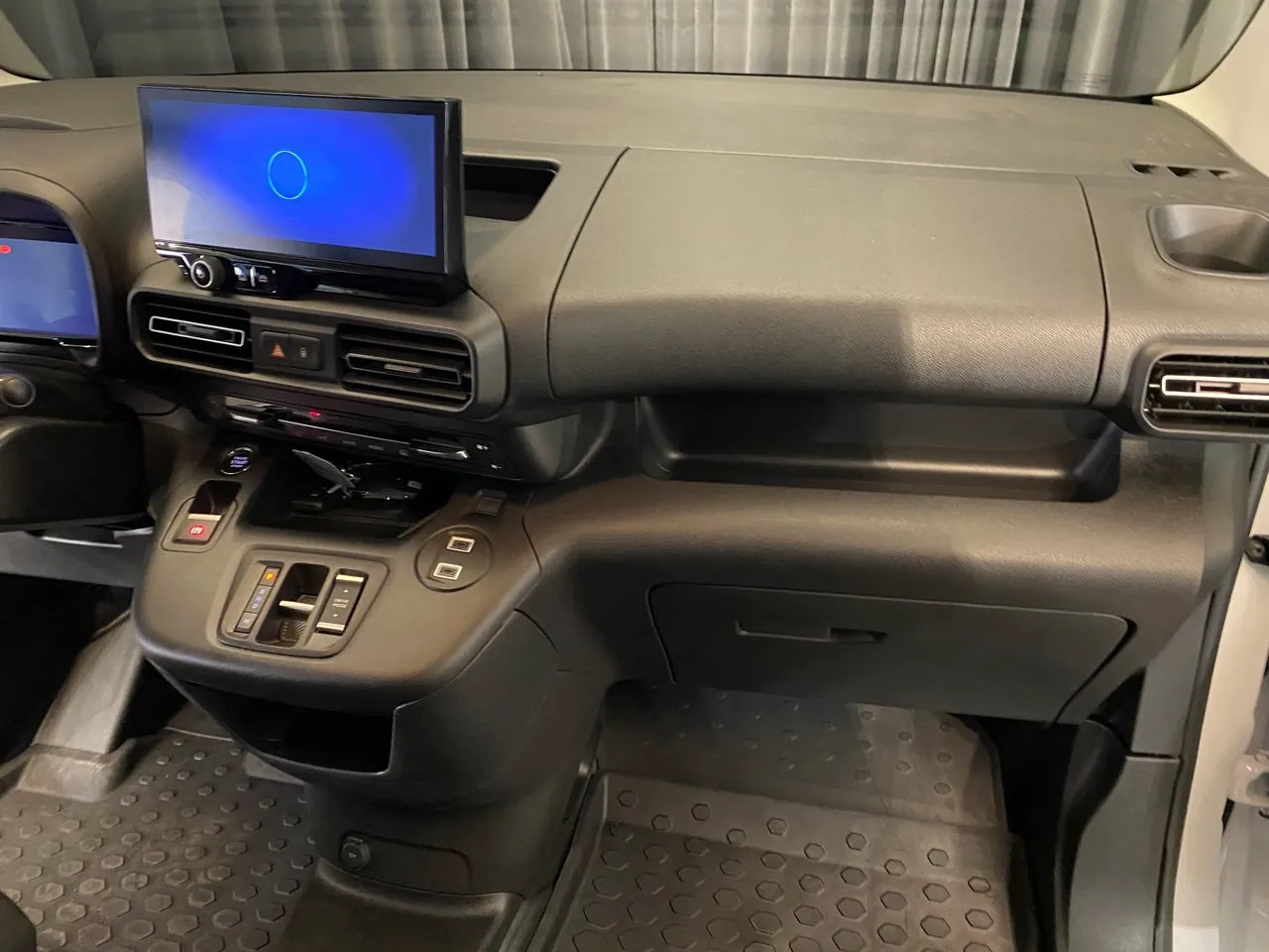 Vehicle image 25