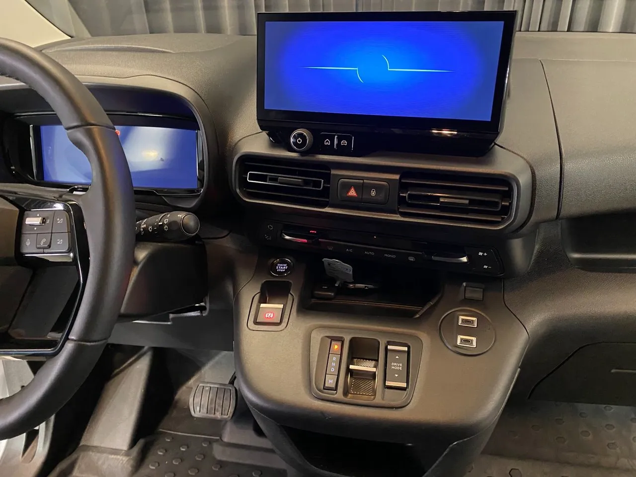 Vehicle image 26