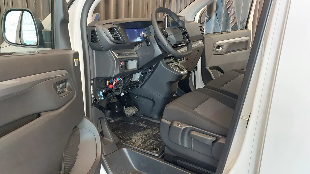 Vehicle image 32