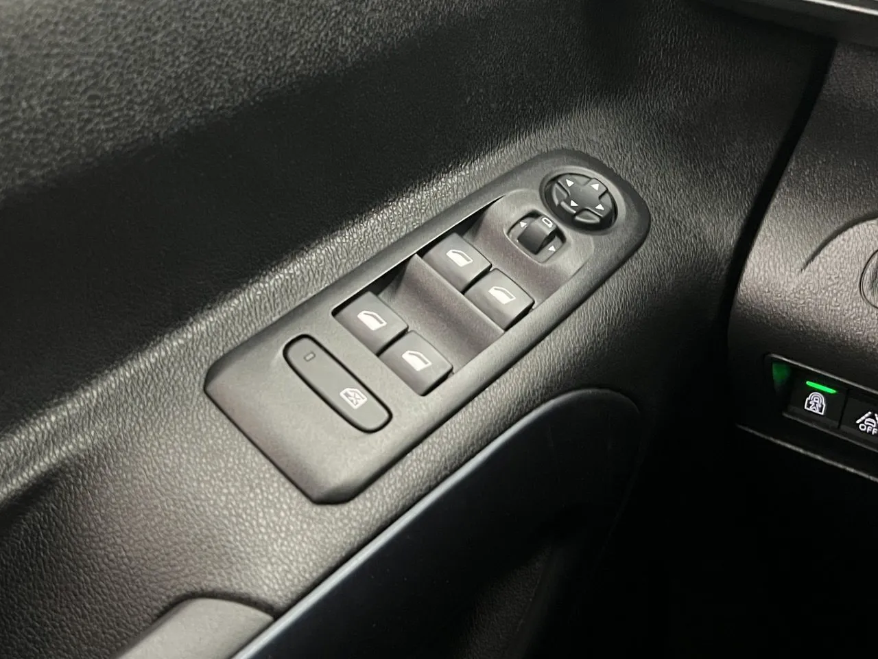 Vehicle image 28