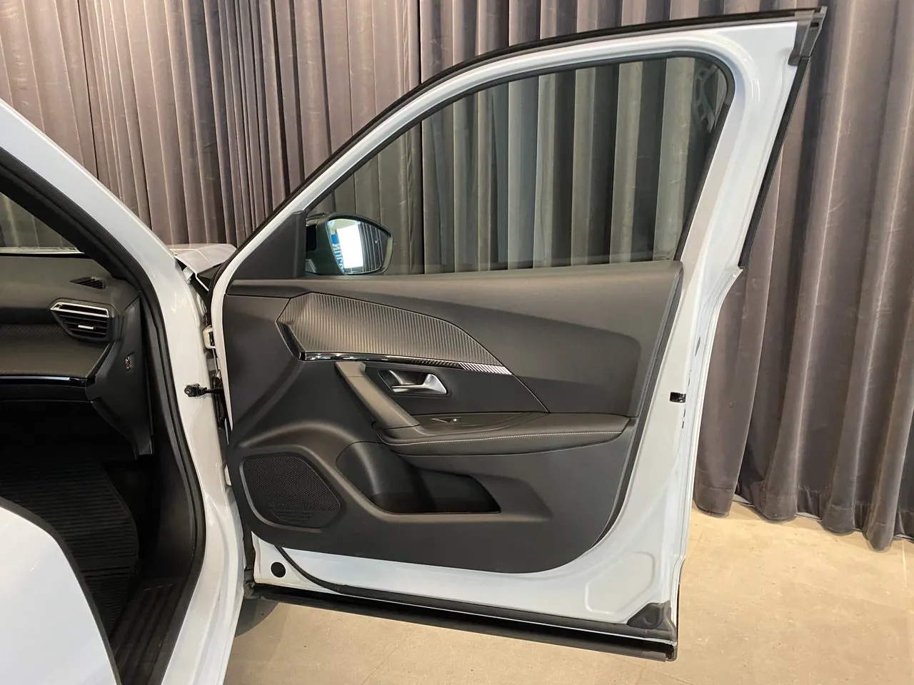 Vehicle image 26
