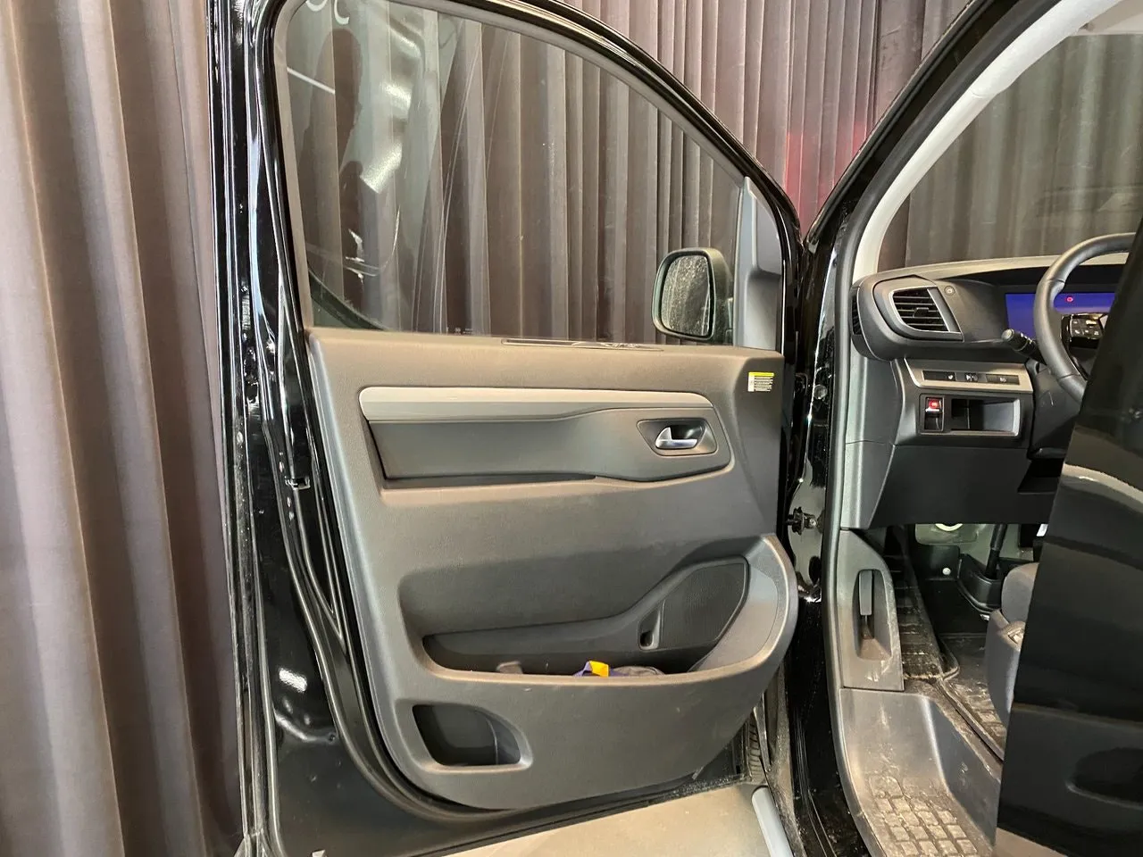 Vehicle image 32