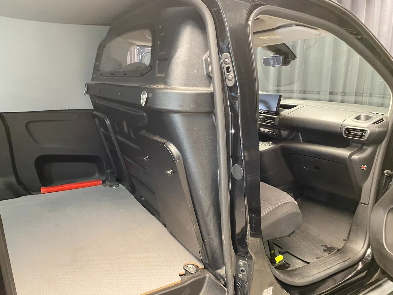 Vehicle image 25