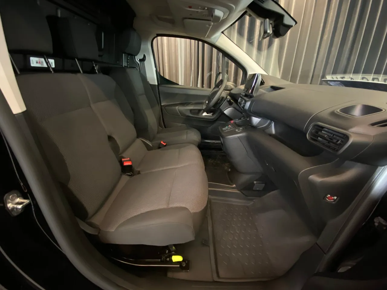 Vehicle image 32