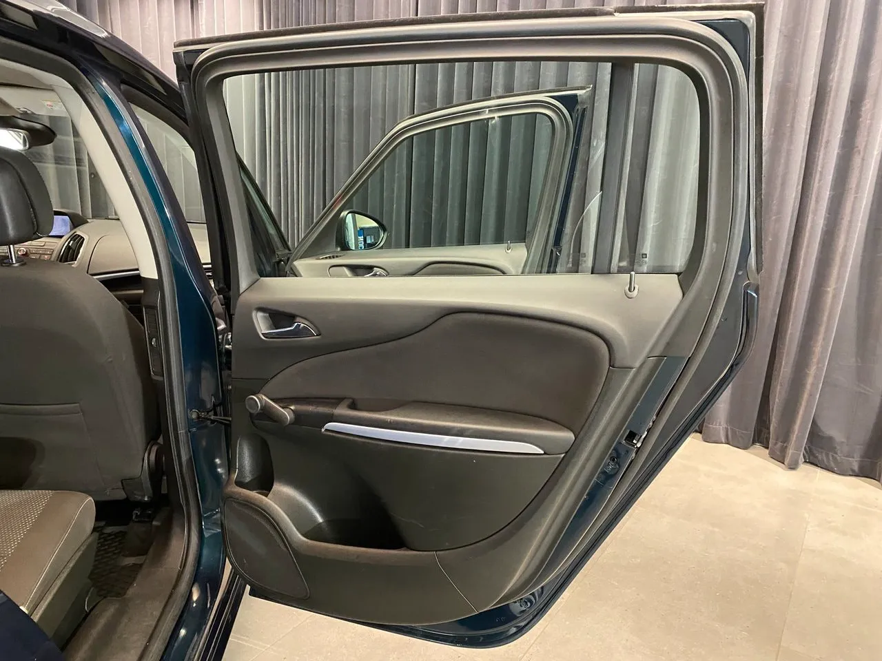 Vehicle image 21