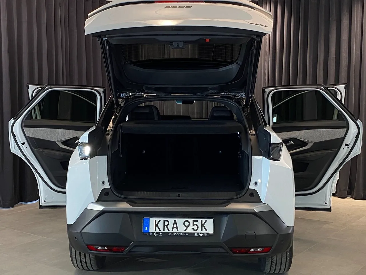 Vehicle image 32