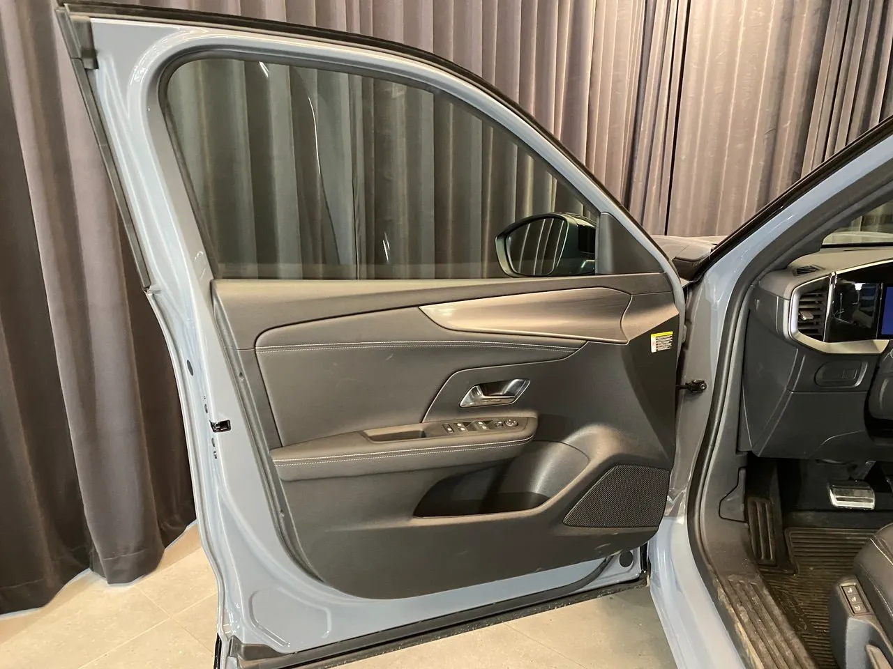 Vehicle image 30