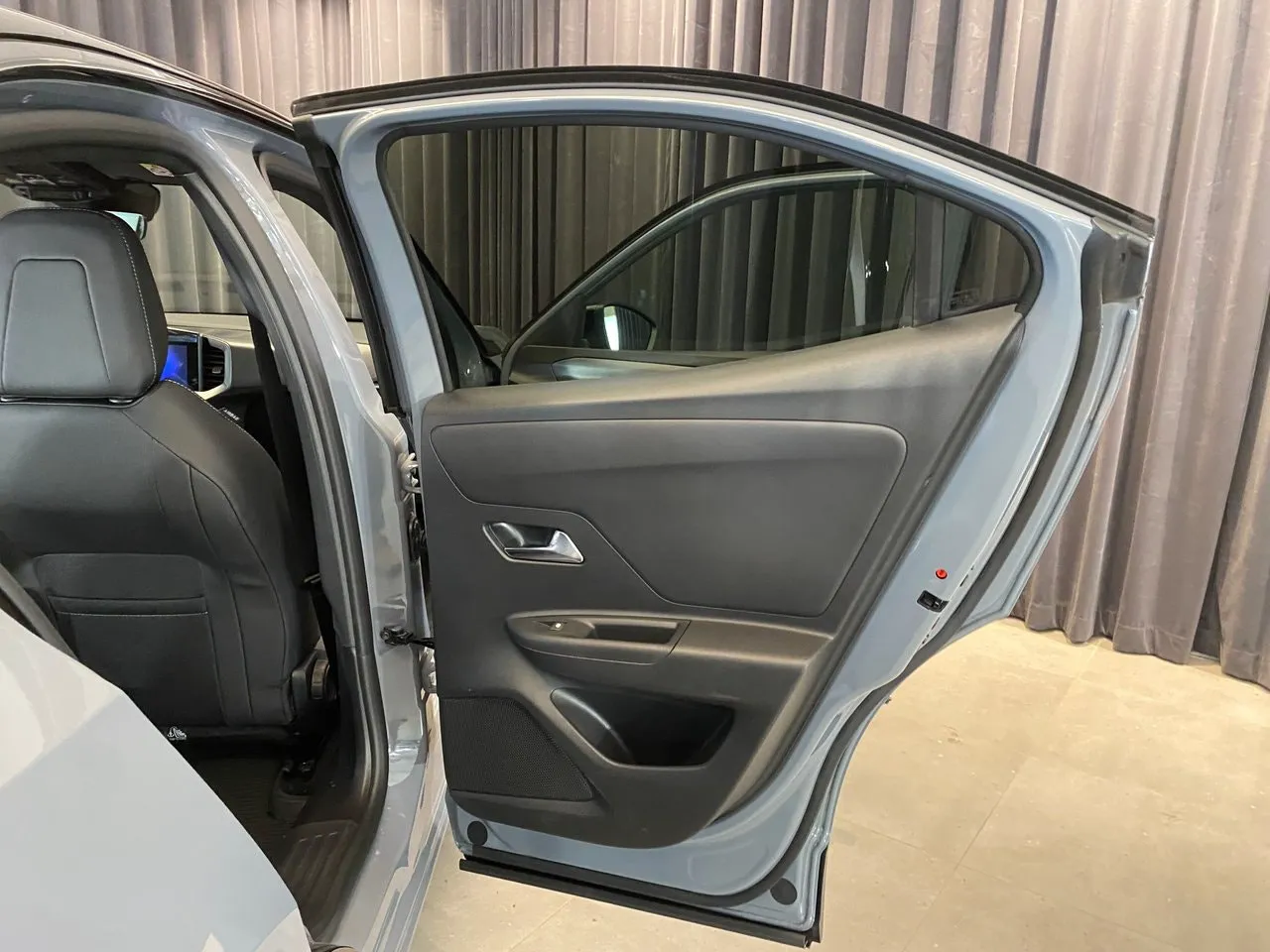 Vehicle image 32