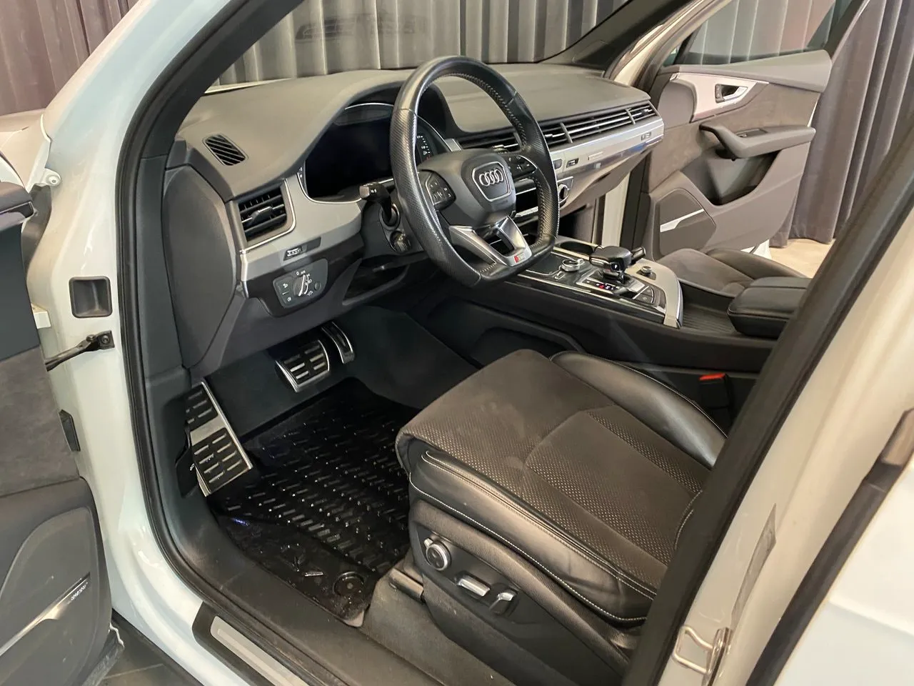 Vehicle image 30