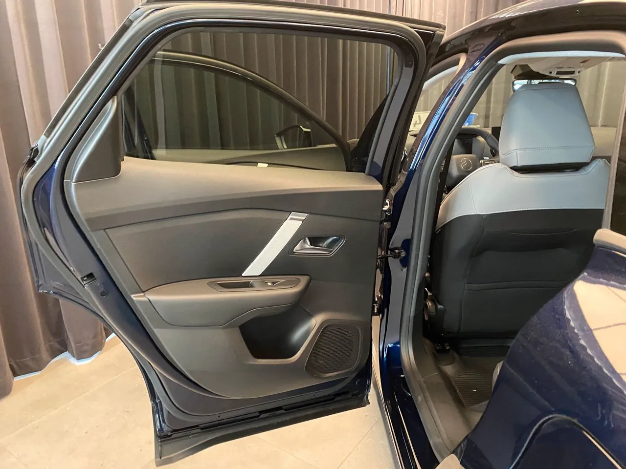 Vehicle image 25