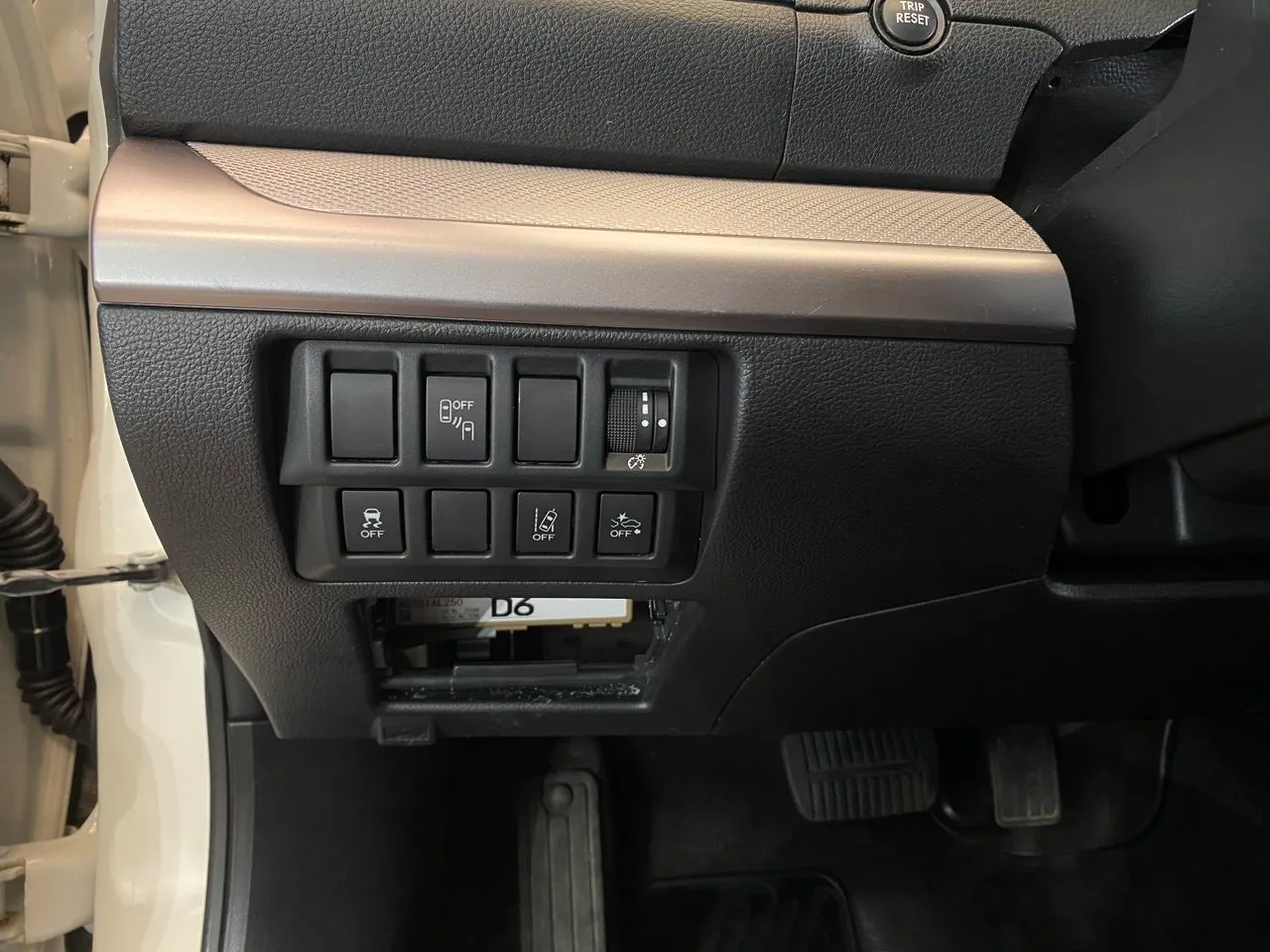 Vehicle image 32