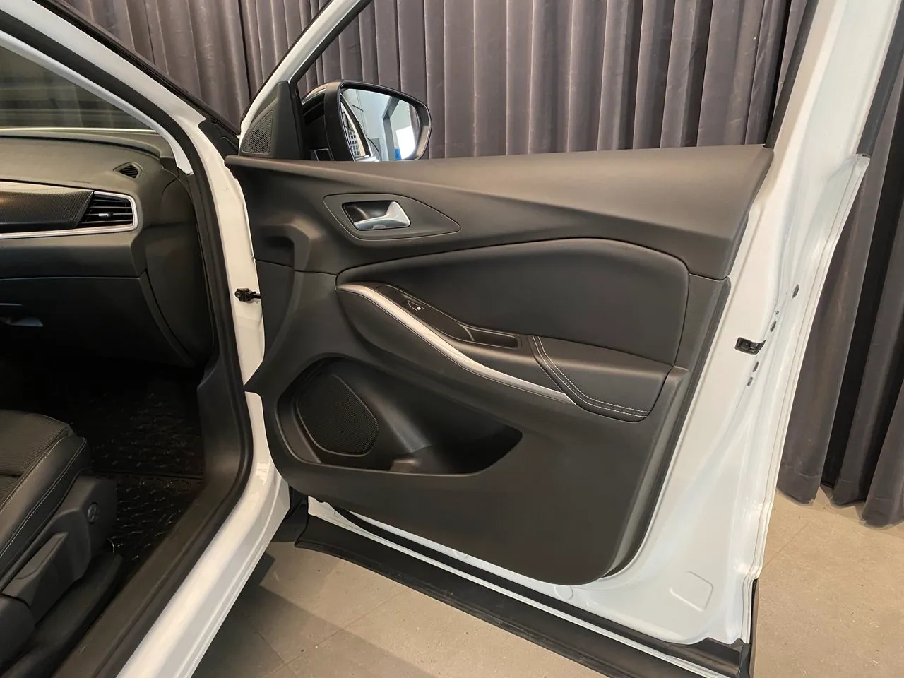 Vehicle image 35