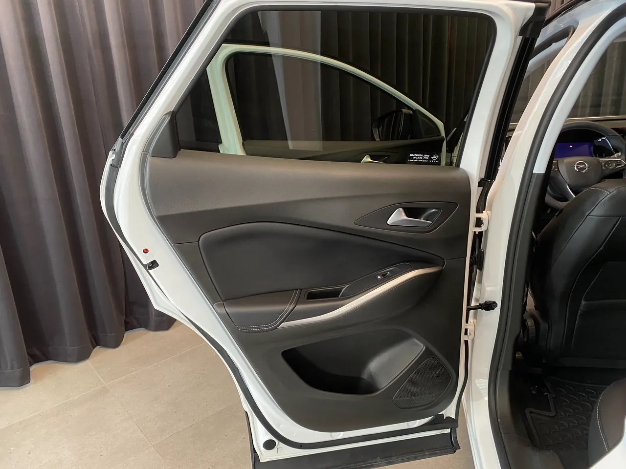 Vehicle image 32