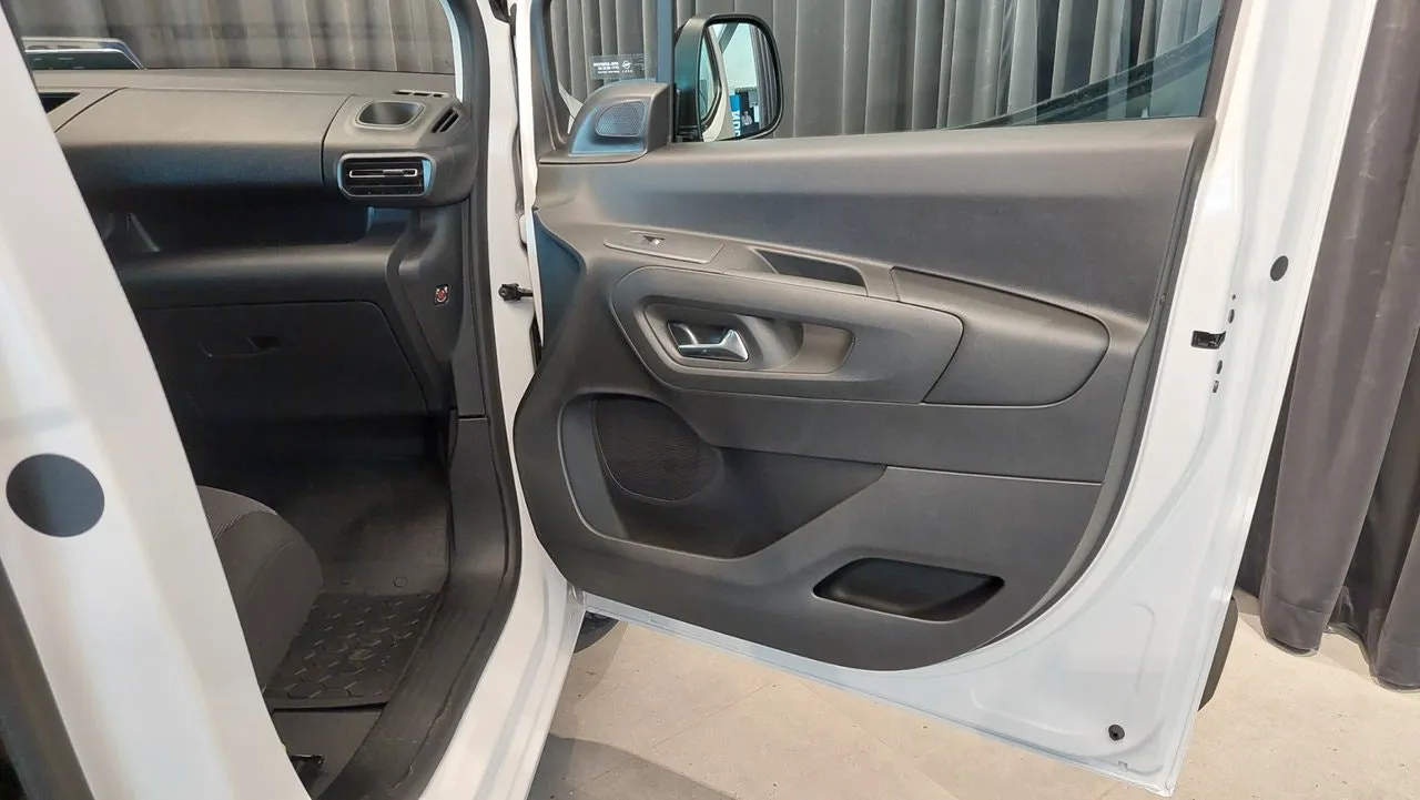 Vehicle image 32