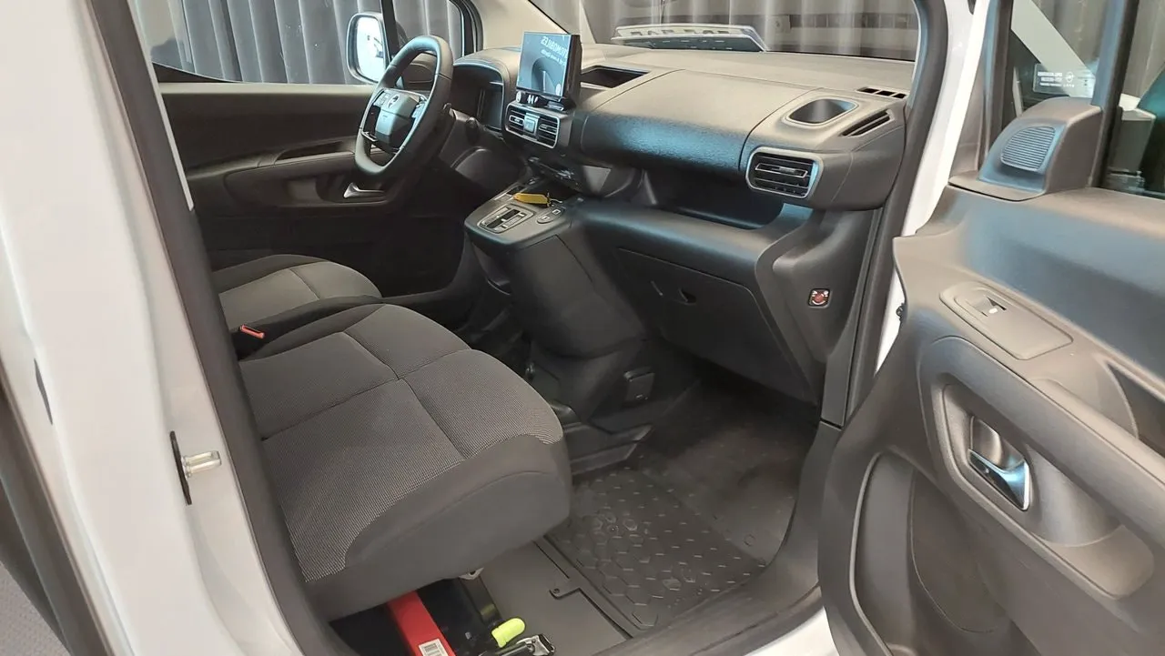 Vehicle image 33