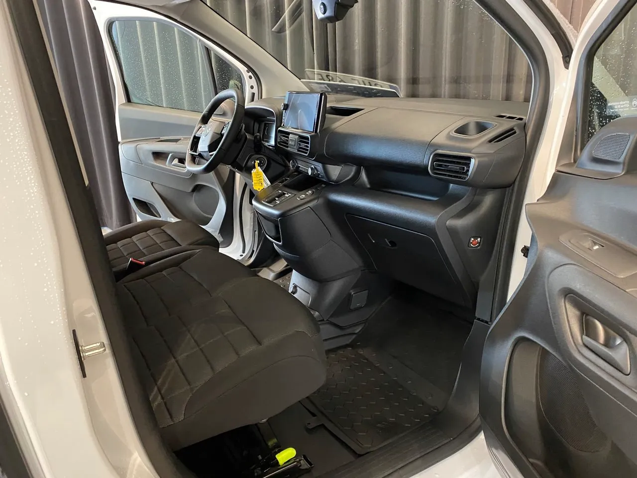 Vehicle image 30