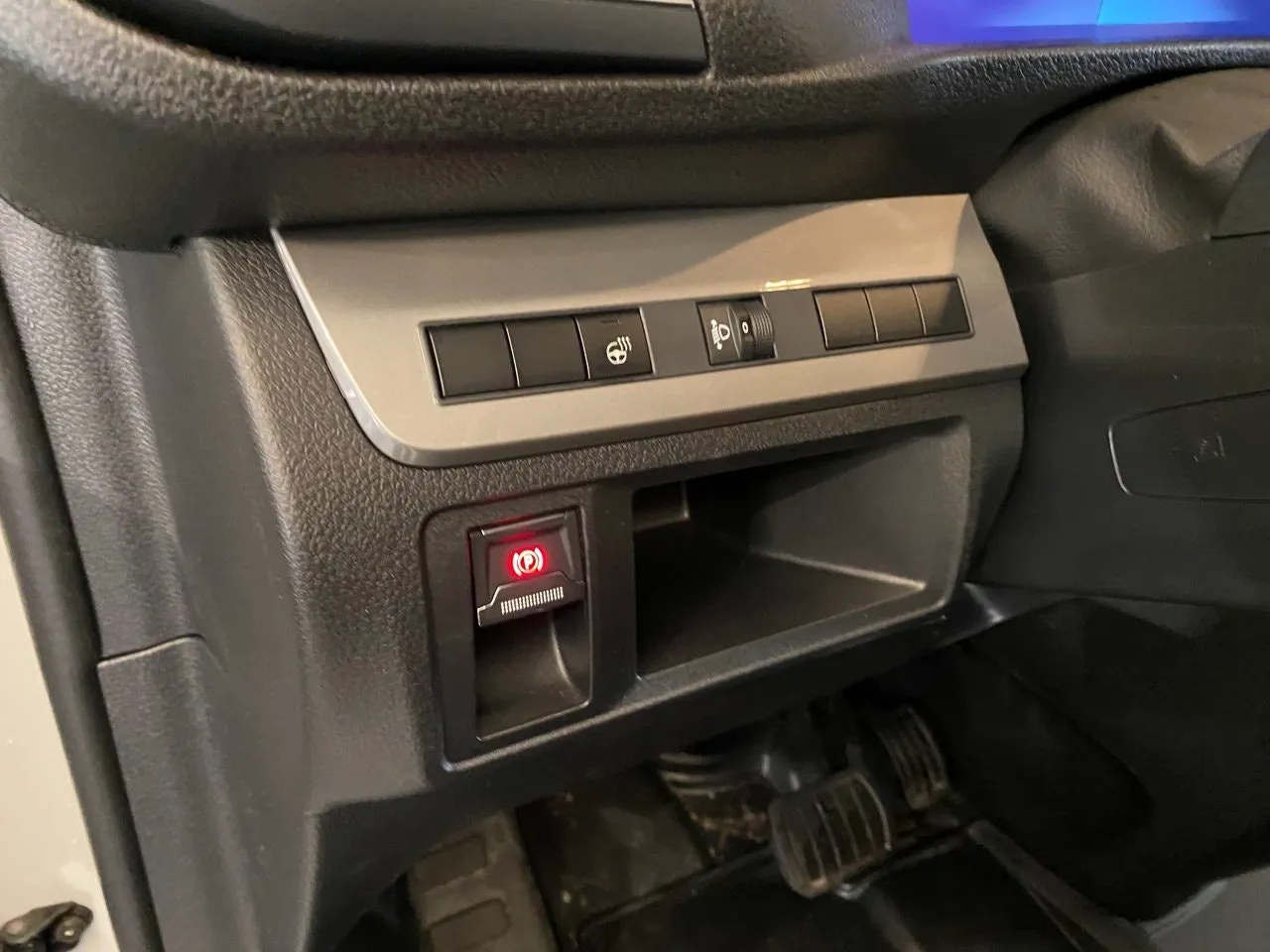 Vehicle image 32