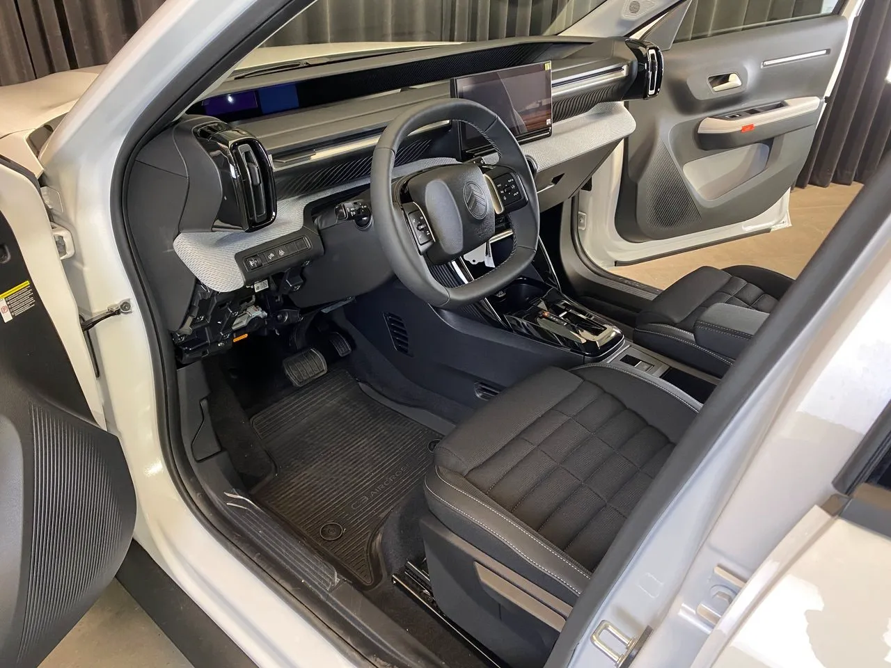 Vehicle image 33