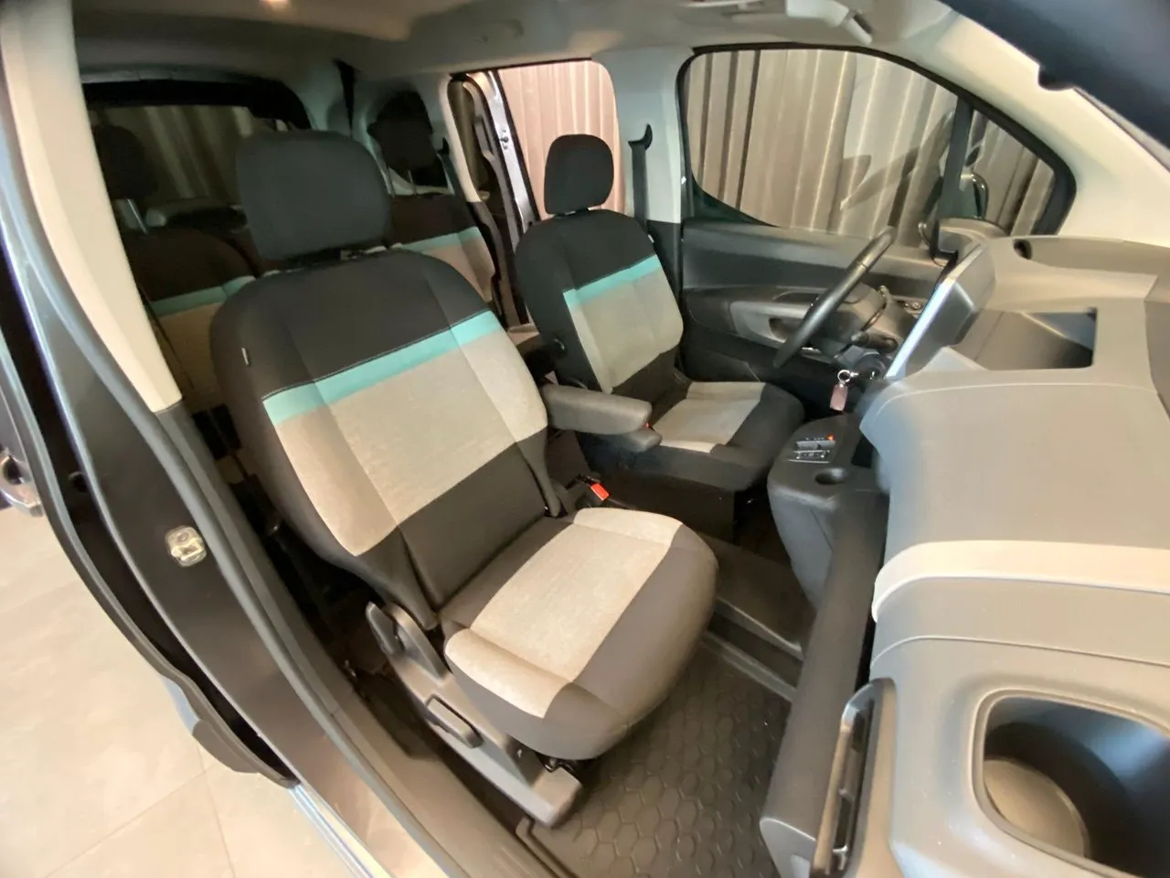 Vehicle image 18