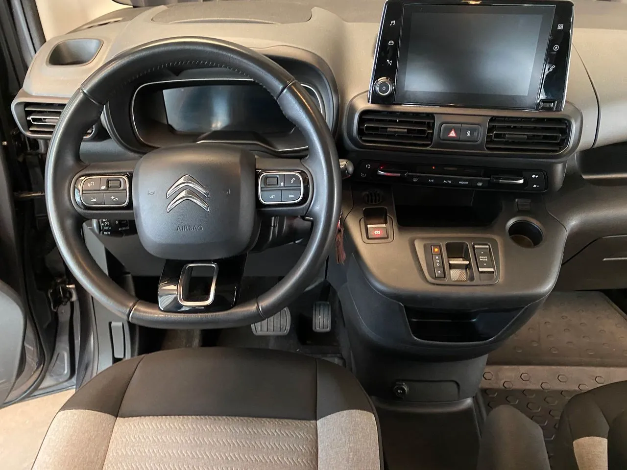 Vehicle image 26