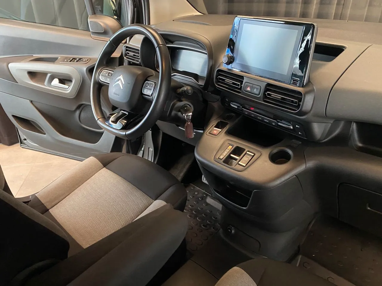 Vehicle image 25