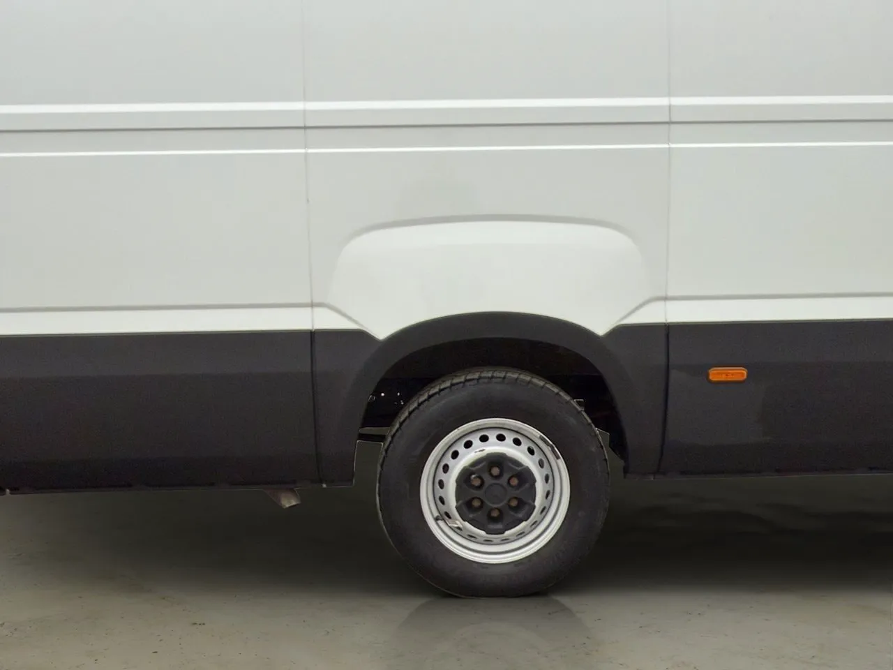 Vehicle image 27