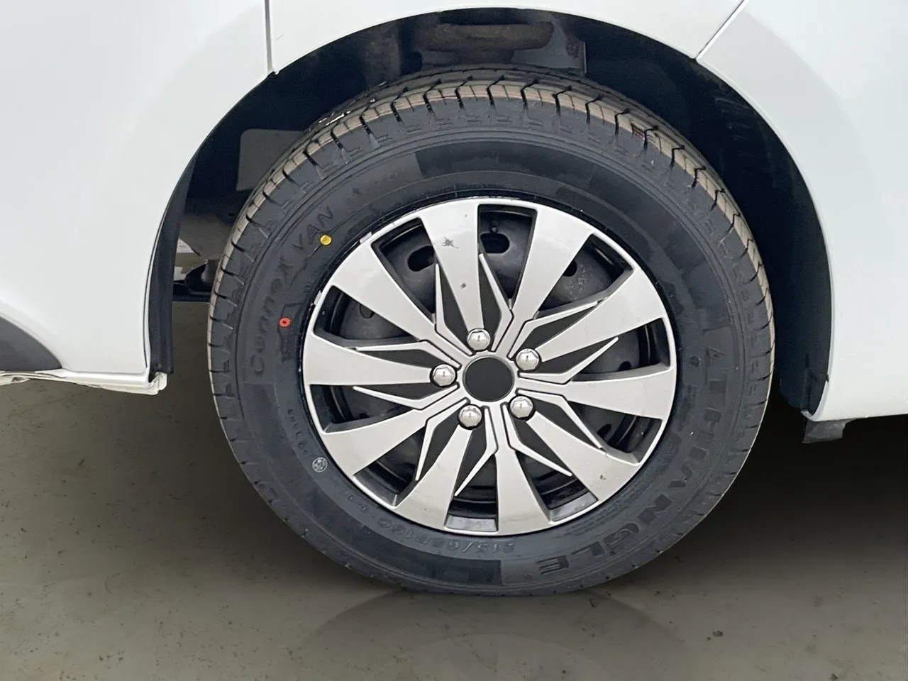 Vehicle image 32