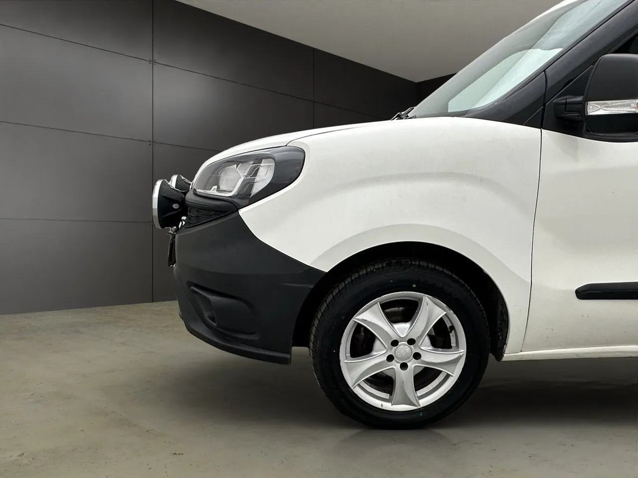 Vehicle image 24
