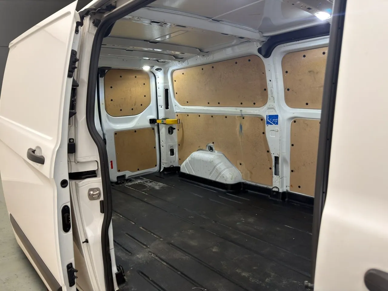 Vehicle image 14