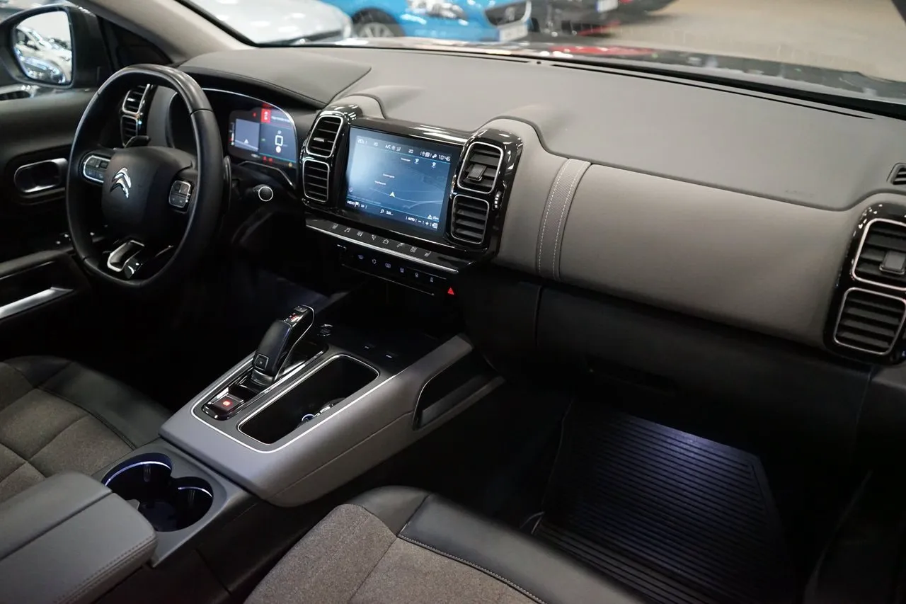 Vehicle image 15